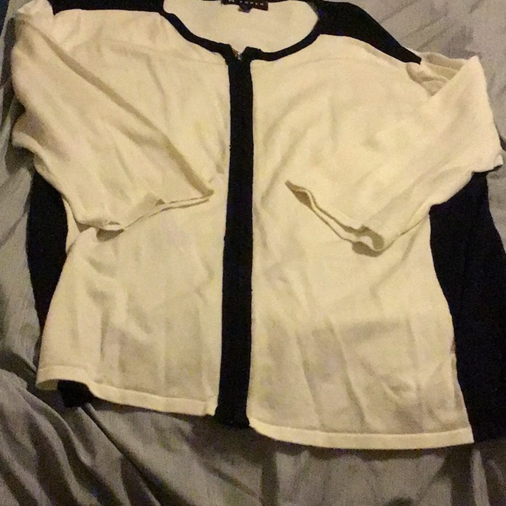 BLACK & CREAM COLOR BLOCK LIGHTWEIGHT SWEATER TOP,, SZ XL, RIMS A LITTLE SMALL - Picture 4 of 4